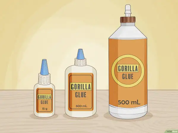 Trois bouteilles de colle forte Gorilla Glue de différentes tailles. Apprenez comment enlever de la colle forte avec ces produits.