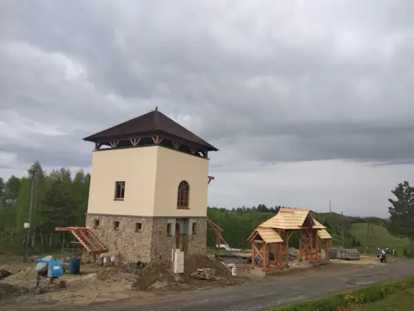 Budowa wieży widokowej w Czarnorzekach. Obok powstaje drewniana wiata.