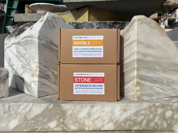 Prodotti per la manutenzione del marmo: "MarbleShine" per lucidare e "StoneCare" per pulire. Ideali per chi cerca come pulire marmo incrostato e mantenerlo splendente.