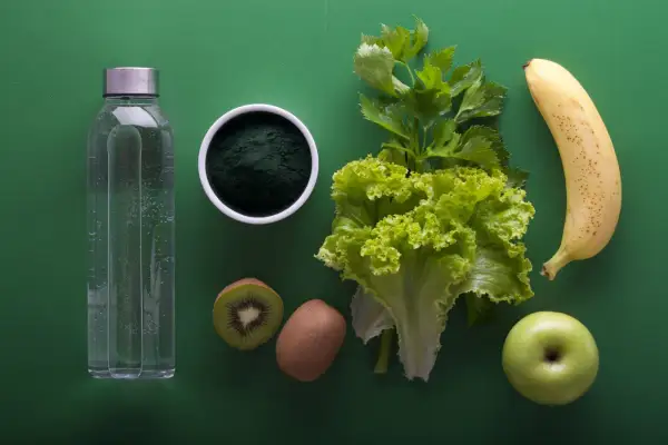 Naturalne składniki do detoksu: woda, spirulina, kiwi, sałata, seler, banan i jabłko pomogą Ci jak oczyścić organizm z pasożytów.