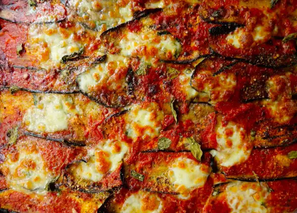 Aubergines à la parmigiana, une véritable recette italienne avec des couches d'aubergines grillées, sauce tomate et fromage fondant.