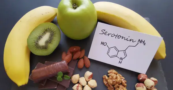 Banany, kiwi, jabłko, orzechy i czekolada – naturalne składniki, które mogą pomóc podnieść poziom serotoniny.
