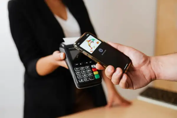 Zbliżasz telefon do terminala, by zapłacić. Wiesz już, jak włączyć NFC w telefonie, by płatności były szybkie i wygodne.