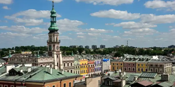 Widok na kolorowe kamienice i wieżę ratuszową na Starym Mieście w Zamościu.