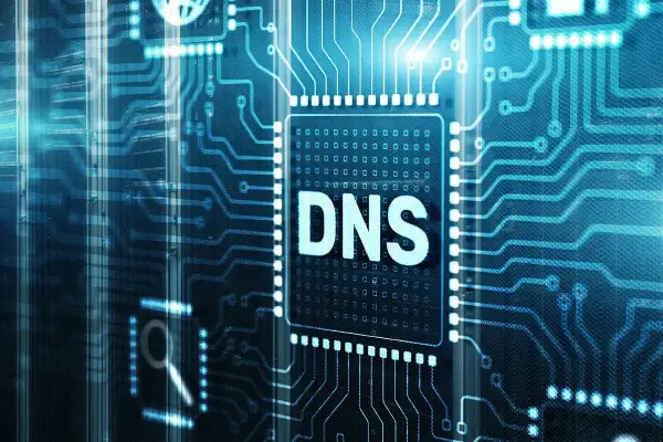 Cyfrowy układ scalony z napisem "DNS" w centrum, otoczony niebieskimi ścieżkami. Wygląda, jakby serwer DNS nie odpowiadał, a sieć była w chaosie.