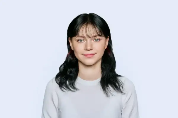 Portret młodej kobiety w białej bluzce, idealny jako inspiracja, zdjęcie do dowodu jak się ubrać.