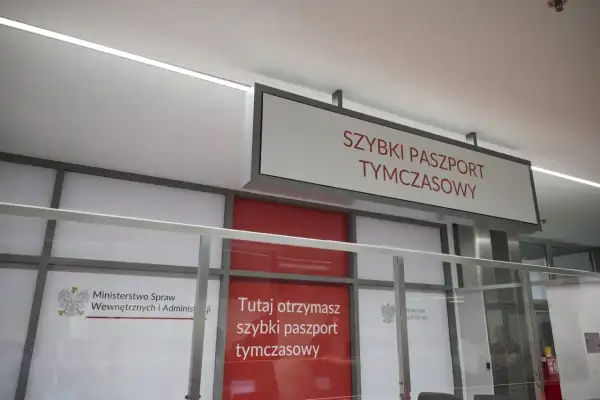 Szybki paszport tymczasowy – informacja na tablicy nad punktem obsługi. Tutaj otrzymasz dokument.