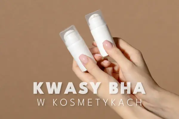 Dwie dłonie trzymają białe buteleczki z pompką. Napis "KWASY BHA W KOSMETYKACH" sugeruje, jakie to kwasy i ich zastosowanie.