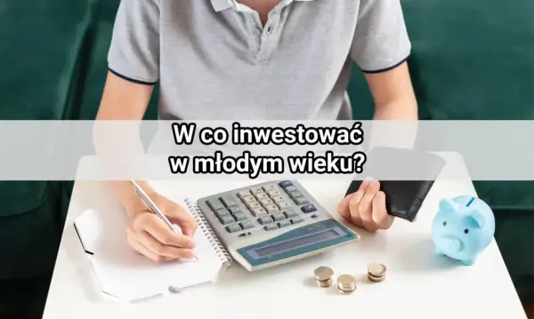 Młoda osoba planuje przyszłość, zastanawiając się, w co inwestować w młodym wieku. Na stole kalkulator, notatnik, monety i skarbonka.
