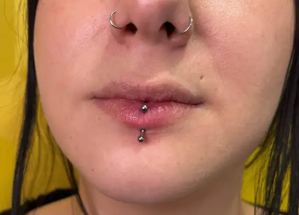 Usta z kolczykiem w wardze (angie piercing) i septum.