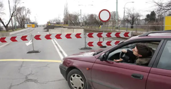 Kierowca zatrzymał się przed barierami. Poznań remonty ulic utrudniają ruch.