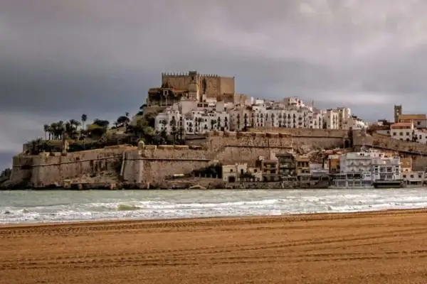 El imponente castillo de Peñíscola se alza sobre el mar, testigo de su rica historia.