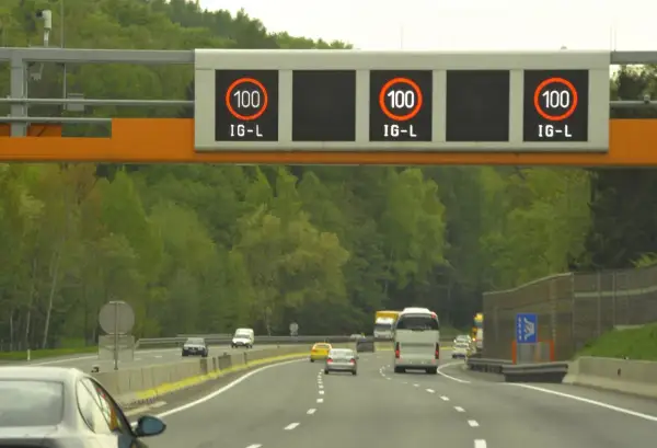 Austria: na autostradzie obowiązuje ograniczenie prędkości do 100 km/h.