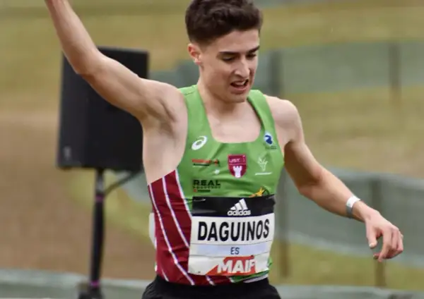 Le jeune athlète Etienne Daguinos, en pleine course, lève un bras victorieusement.