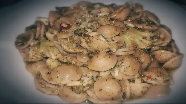 Orecchiette con broccoli e acciughe, un classico sapore pugliese.