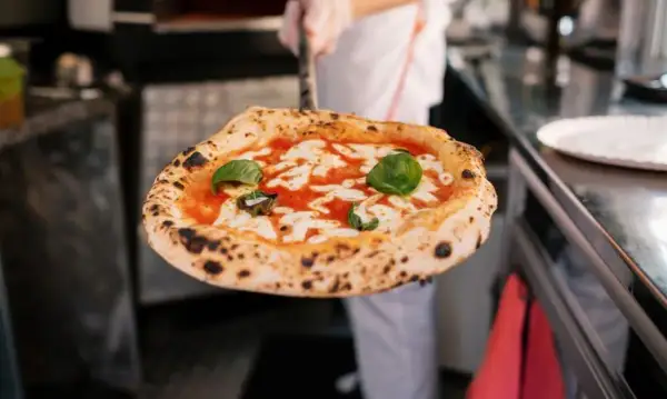 Ile kosztuje pizza? Sprawdź ceny i najlepsze oferty w restauracjach