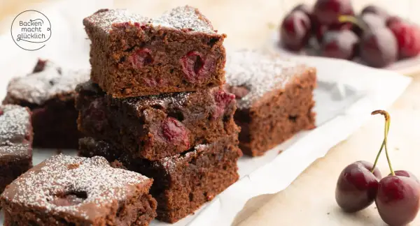 Saftiger Schoko Kirsch Kuchen vom Blech, bestäubt mit Puderzucker. Kirschen und Schokolade vereinen sich zu einem köstlichen Genuss.