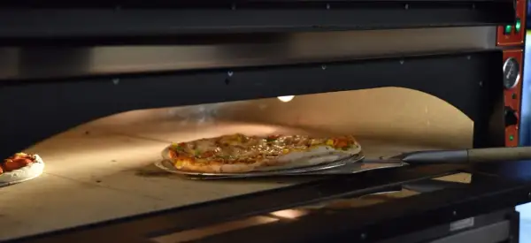 Pizza Giuseppe w piecu, paruje i pachnie. Idealna do podania.