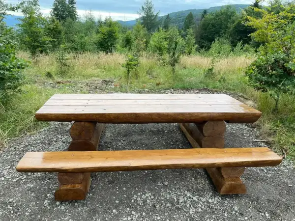 Solidna ławka z bali, idealna do ogrodu. Prosty projekt, jak zrobić mebel z drewna.