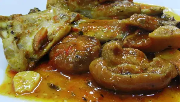 Sabroso conejo a la cazadora con patatas y salsa espesa, un plato tradicional lleno de sabor.