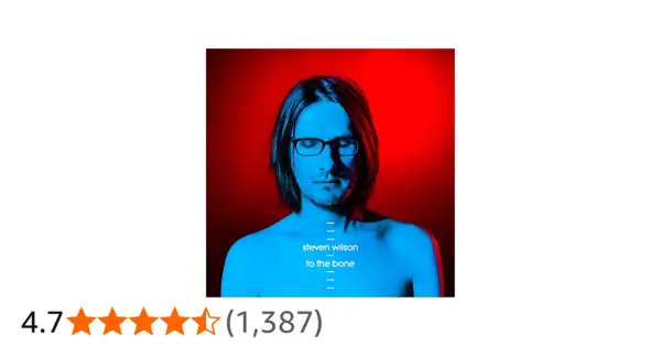 Steven Wilson w okularach, z niebieskim światłem na twarzy i czerwonym tle. Tytuł albumu: "To the Bone".