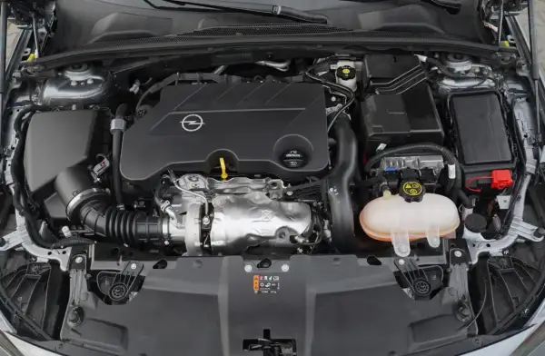 Silnik Opla Insignii. Dbałość o detale i nowoczesne rozwiązania wpływają na niskie opel insignia spalanie.