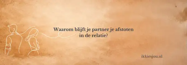 Waarom blijft je partner je afstoten in de relatie? Een illustratie van een koppel dat rug aan rug staat, met de tekst "Waarom blijft je partner je afstoten in de relatie?".
