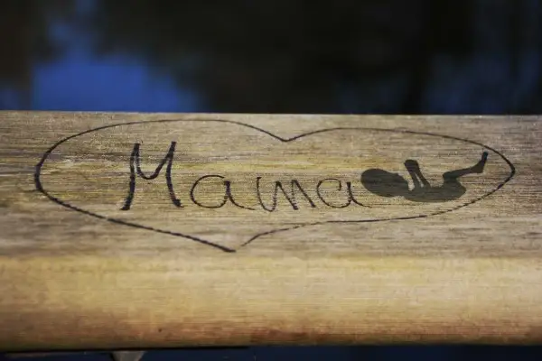 Napis "Mama" i sylwetka dziecka wypalone w drewnie. Prosty sposób, jak wypalić napis w drewnie domowym sposobem.