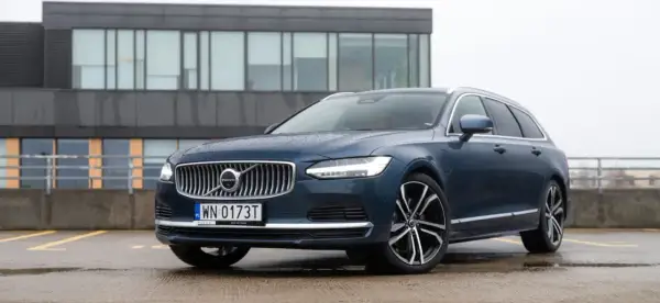 Eleganckie Volvo V90 w kolorze granatowym, z widocznymi felgami i tablicą rejestracyjną. Idealne do poznania volvo v90 dane techniczne.
