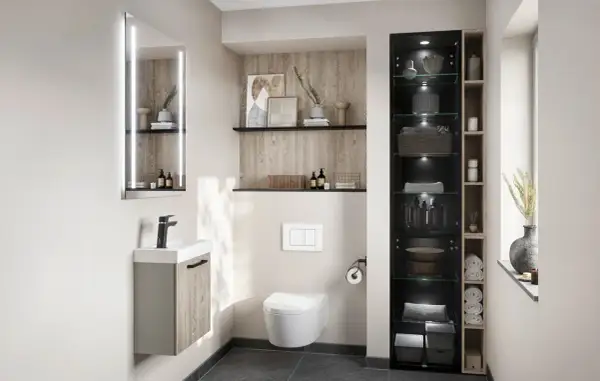 Schickes kleines Bad mit viel Stauraum: ein schmaler Spiegelschrank mit Beleuchtung, ein Wand-WC und ein hoher, offener Schrank mit Glasböden für Handtücher und Deko.