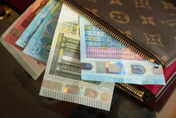 Ile kosztuje prawnik w sprawie karnej? Sprawdź, co wpływa na ceny
