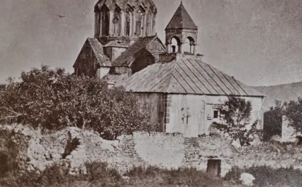 Stara budowla sakralna w górach, przypominająca architekturą Albanię Kaukaską.