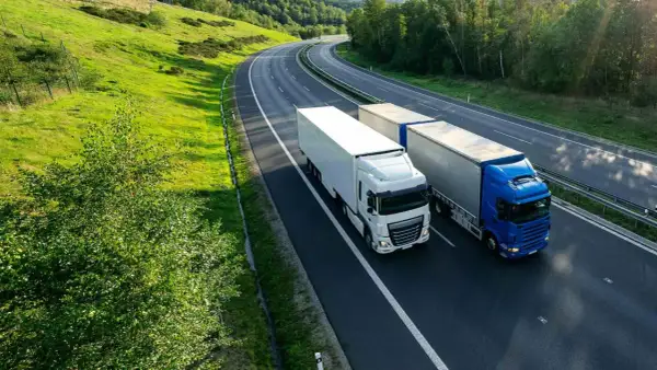 Deux camions circulent sur une autoroute. La question de la carte entreprise chronotachygraphe est elle obligatoire pour ces véhicules.