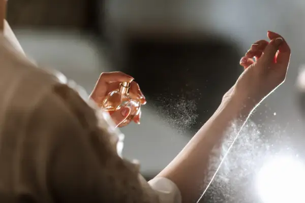 Perfumy, testery, odpowiedniki i podróbki – czym się różnią i jak nie dać się oszukać?