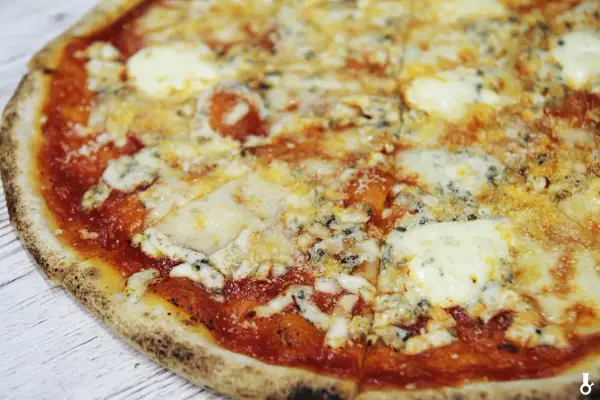 Pizza 4 sery: rozpływający się ser mozzarella, wyrazisty gorgonzola, parmezan i delikatny ser śmietankowy. Pyszne połączenie smaków.