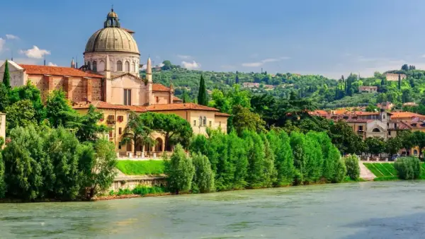 Verona, uno dei 35 borghi più belli del Veneto, con il fiume Adige e la cupola di San Giorgio in Braida.