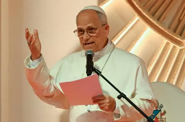 Faryzeusz Nikodem, w białej szacie, przemawia z kartką w ręku, gestykulując.