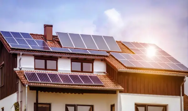 Tejado con placas solares, ideal para tu segunda vivienda. ¡Aprovecha las subvenciones para placas solares en tu segunda vivienda!