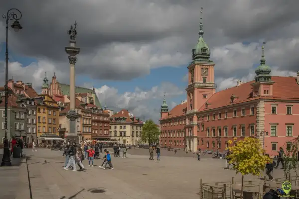 Plac Zamkowy w Warszawie, z Kolumną Zygmunta i Zamkiem Królewskim, to serce miasta i jego główne walory turystyczne.