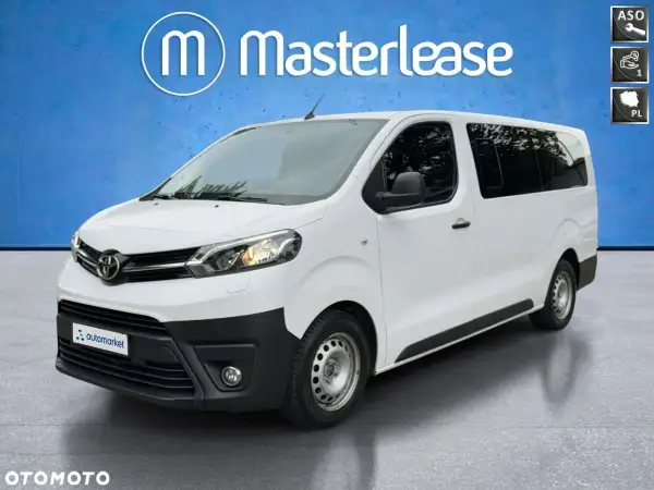 Biała Toyota Proace używana, idealna do transportu pasażerów. Sprawdź ofertę!
