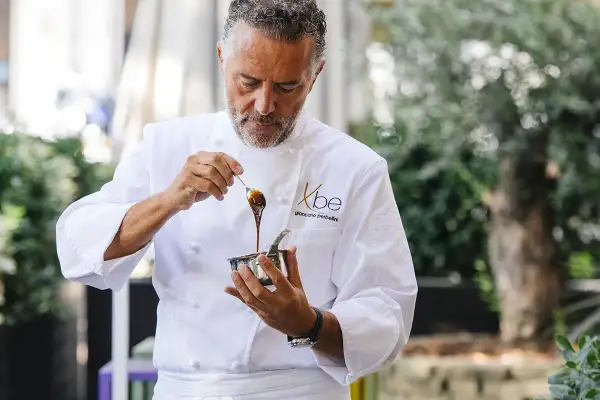 Chef Giancarlo Perbellini, con la sua maestria, prepara un ingrediente per le sue nuove stelle Michelin.