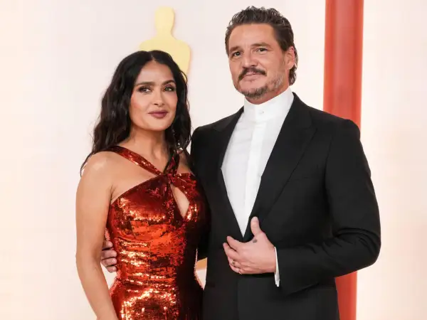 Salma Hayek w olśniewającej, czerwonej sukni i Pedro Pascal na premierze, przypominając o jej wspaniałych filmach.