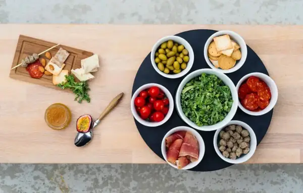 En härlig buffé med allt gott till tacos: oliver, tomater, kål, korv, skinka, köttbullar, kex, nötter och passionsfrukt.