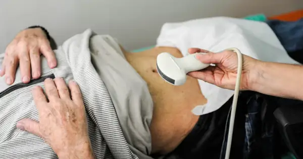 Badanie USG jamy brzusznej, kluczowe dla oceny rokowań w przypadku raka wątroby.