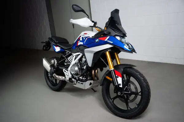 BMW 450 GS lista para la aventura. Su diseño audaz en azul, blanco y rojo la hace destacar.