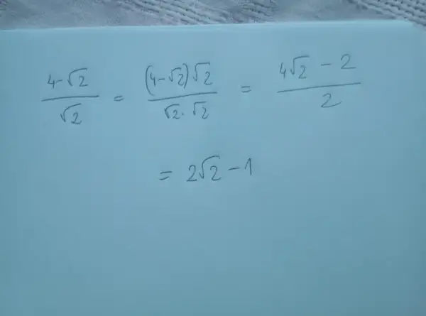 Równanie matematyczne z pierwiastkami: (4-√2)/√2 = (4-√2)√2 / (√2*√2) = (4√2-2)/2 = 2√2-1