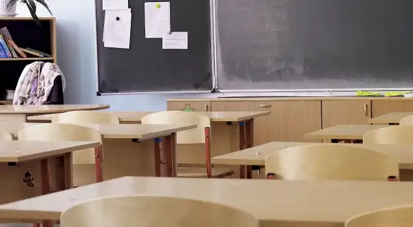 Pusta klasa z ławkami i tablicą. W 1999 roku wprowadzono gimnazja w Polsce.