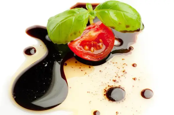 Sos z octu balsamicznego, pomidor i bazylia – idealne połączenie do sałatek i dań głównych. Ocet balsamiczny do czego? Do podkreślenia smaku!