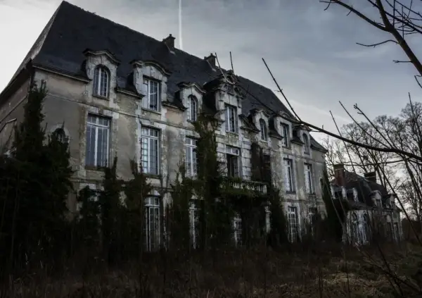 Un grand château envahi par la végétation, un lieu abandonné en Vendée, où le temps semble s'être arrêté.