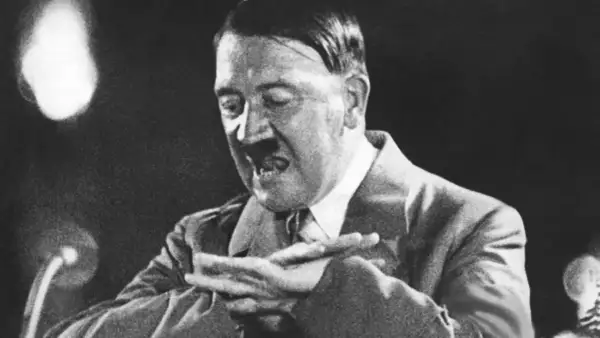 Adolf Hitler spricht leidenschaftlich. Wann ist Hitler geboren? Er wurde am 20. April 1889 geboren.